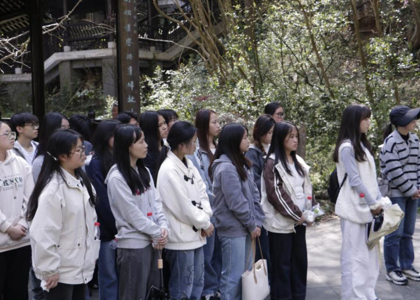 薪传新闻志 敬缅谢公魂——性爱短视频
新闻系师生清明祭扫谢六逸先生墓